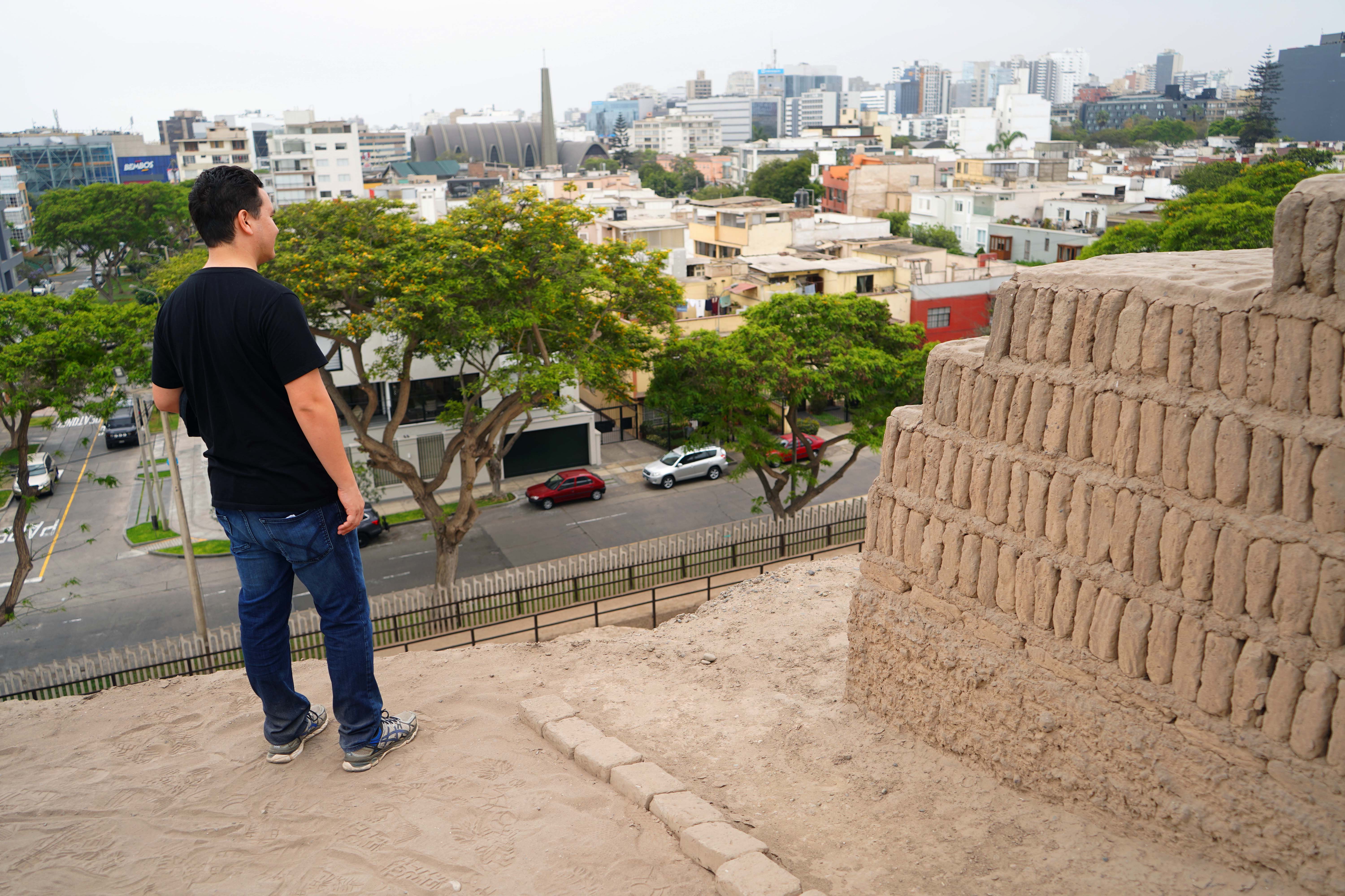 lima-peru-huaca-pucllana-view