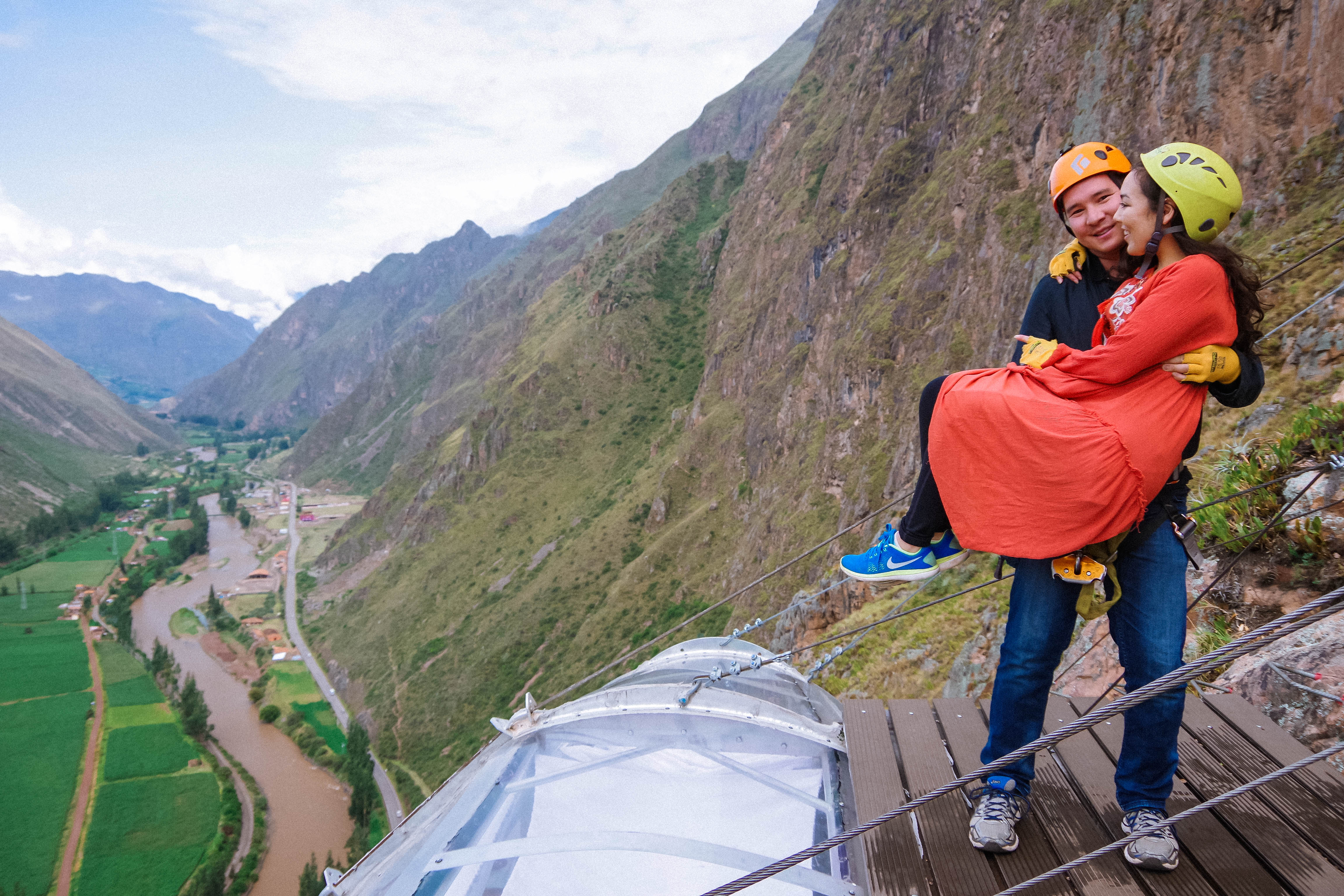 skylodge-adventure-suites-view-urubamba-peru-valley