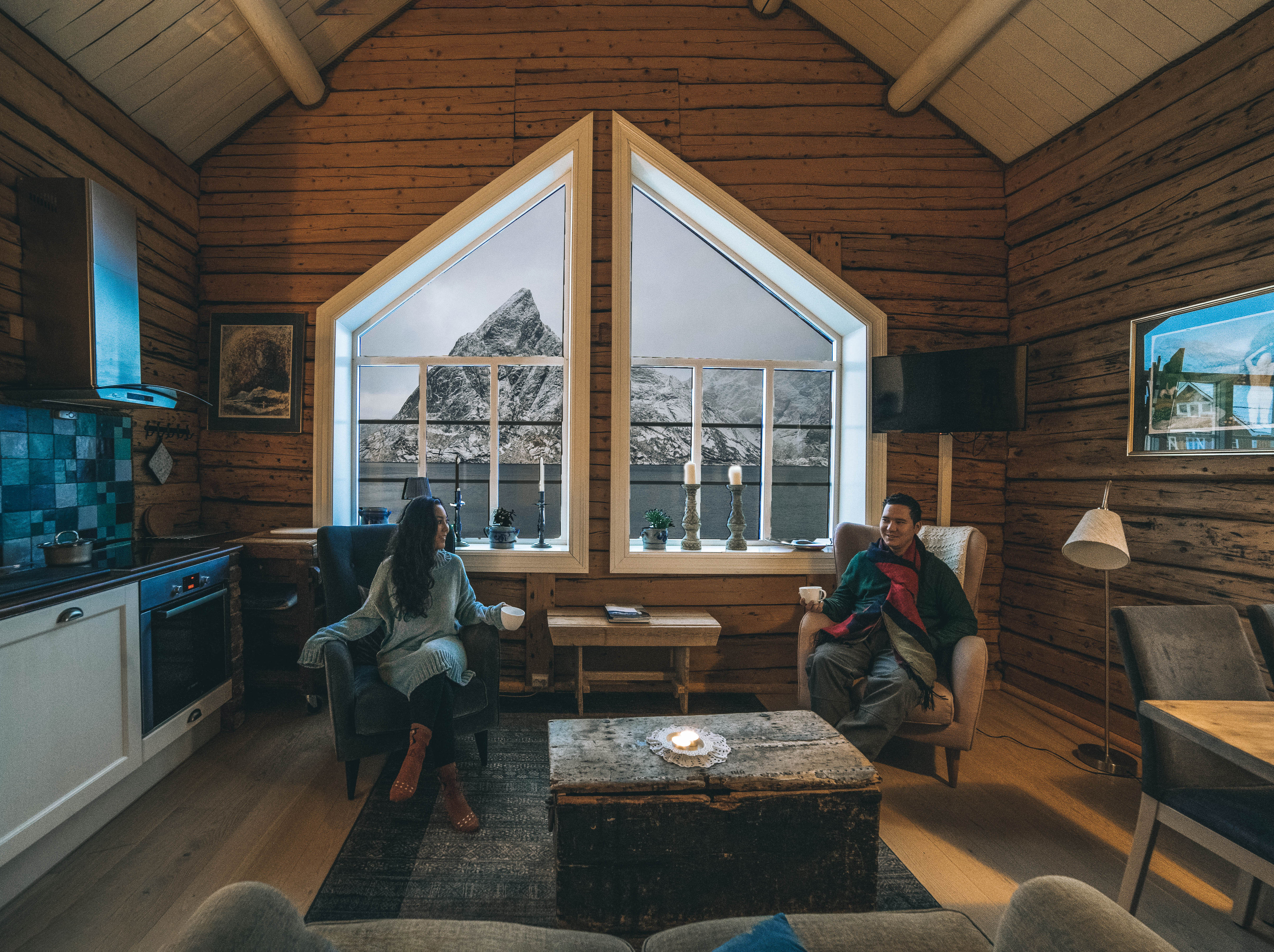 olstind sakrisoy lofoten cabin rorbu arctic winter getaway